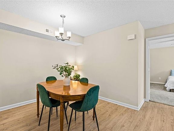 5th image of 694 McGill Pl NE