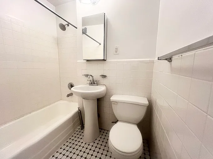 325 E 54th St #1B — Photo 7