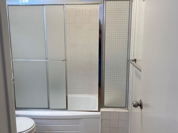 5th image of 401 E Harvard St #6