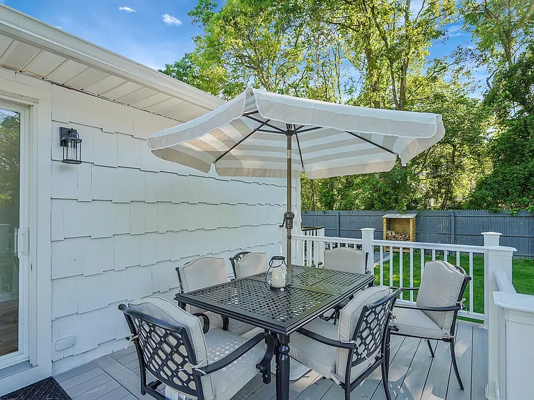 35 Moriches Ave — Photo 2
