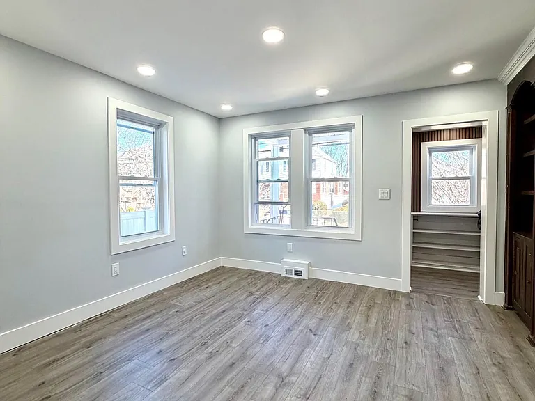 114 Sprague Ave — Photo 2