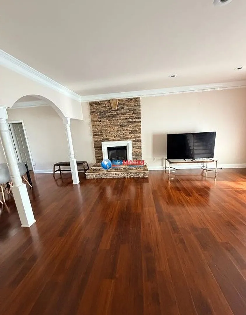 Nice 2-story house in the City of BUFORD schools + separate in-law suite — Photo 3
