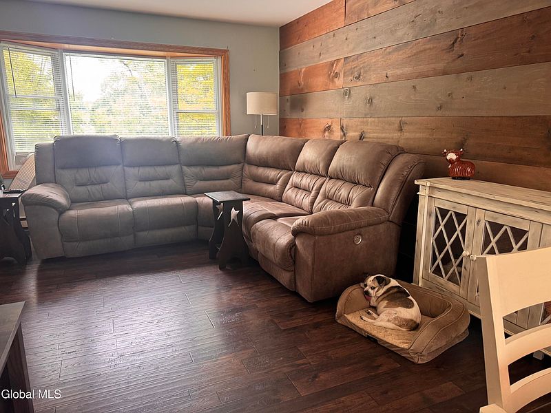 4th image of 107 Gregory Lane