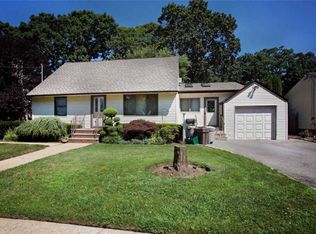 1855 Willis Ave, Merrick, NY 11566