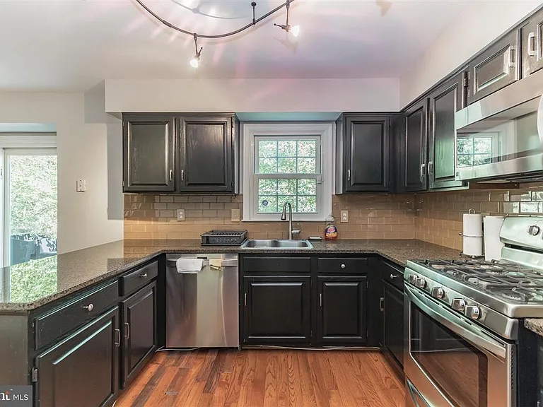 Kitchen (photo 2/4)
