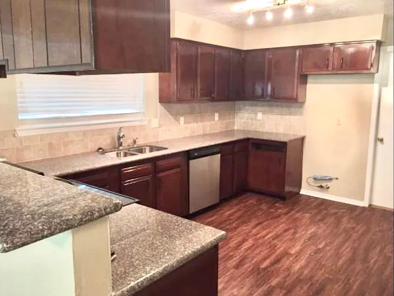 206 Leafwood Cir — Photo 23