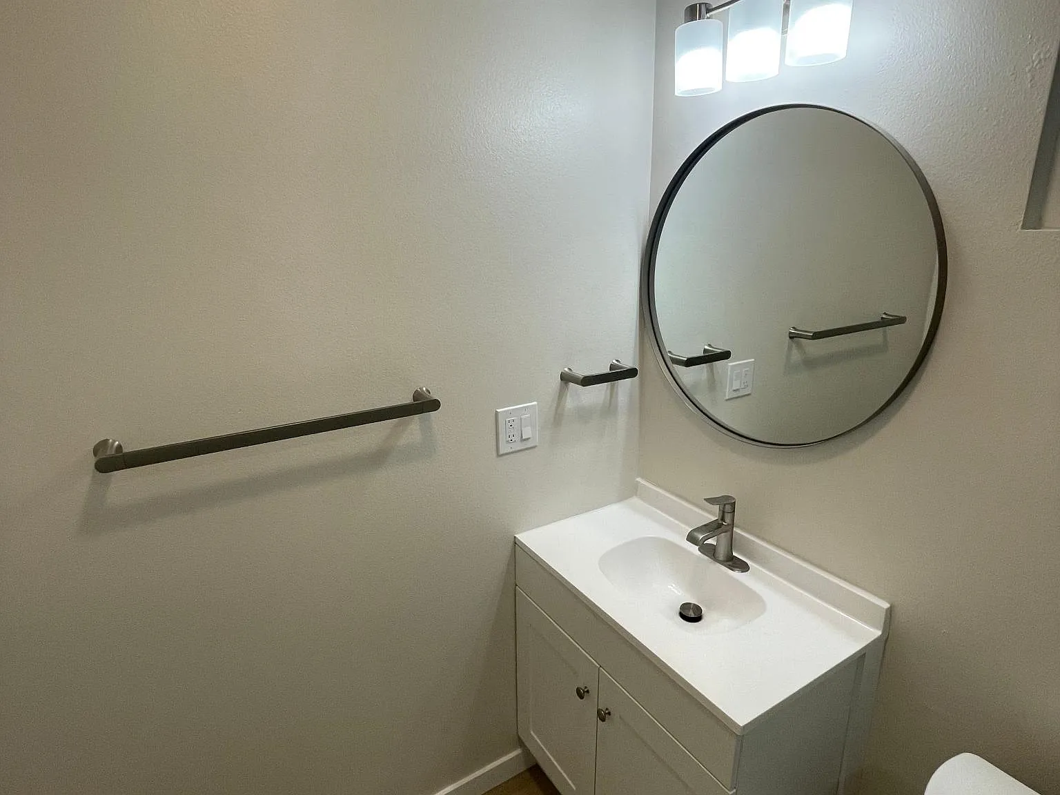 3200 E Elm St — Photo 3