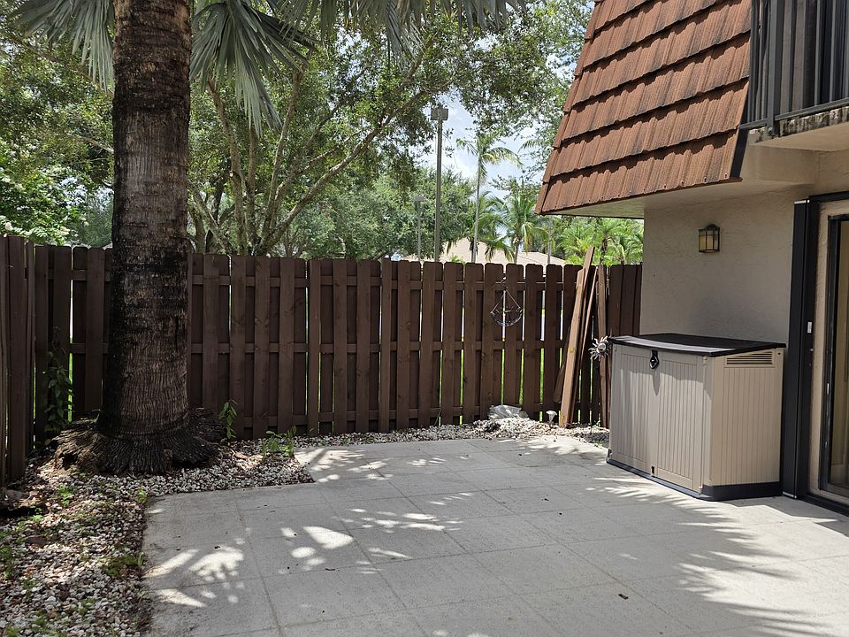 1st image of 4047 Wimbledon Dr #204
