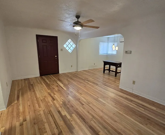 214 Wellesley Dr SE — Photo 3