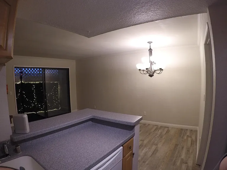 Dimmable chandelier in dining area