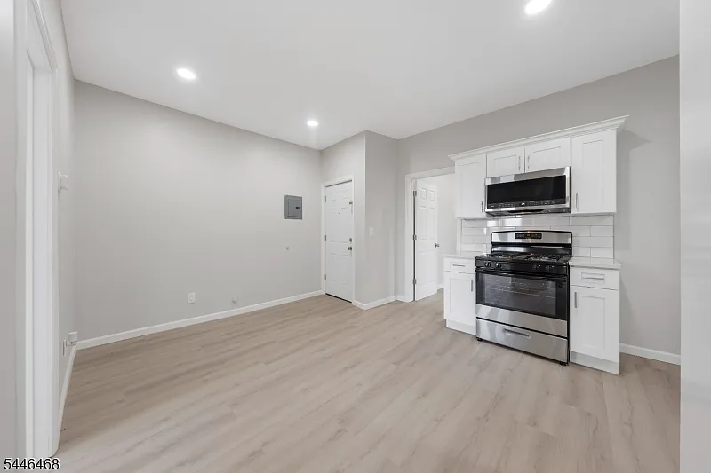 3 bed, 1.0 bath, $2,500 — Photo 2