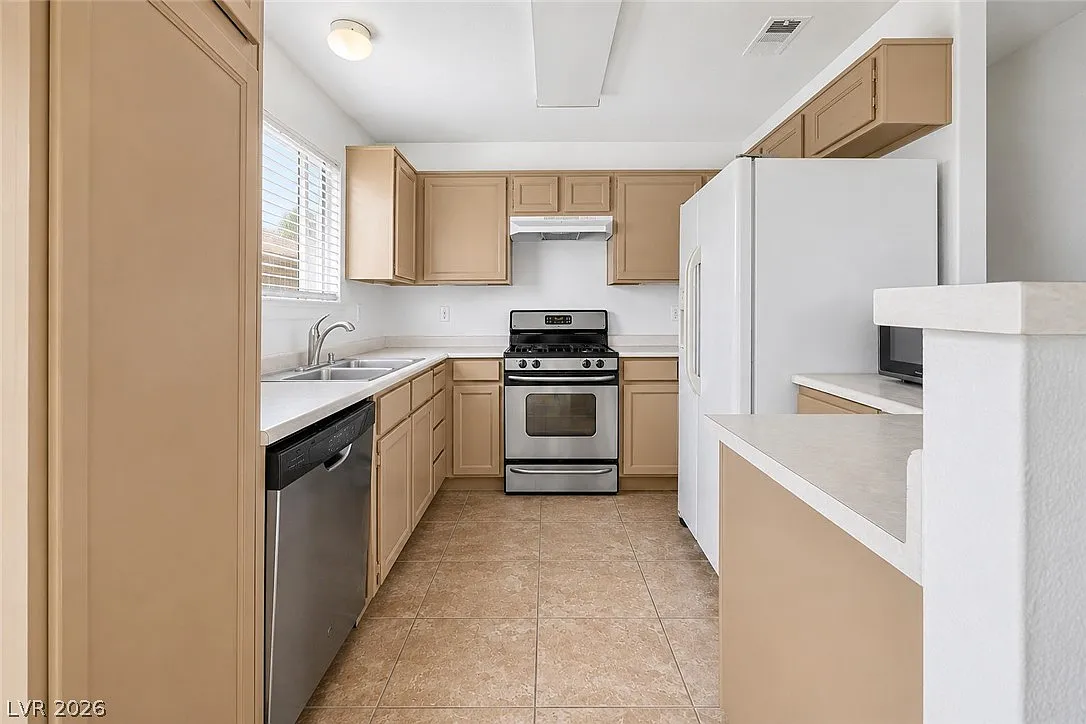 3 bed, 2.0 bath, 1325 sqft, $1,750 — Photo 2