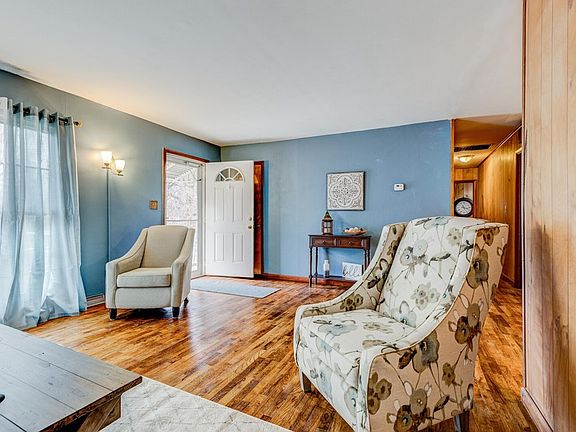 2nd image of 1406 Redbud Ln