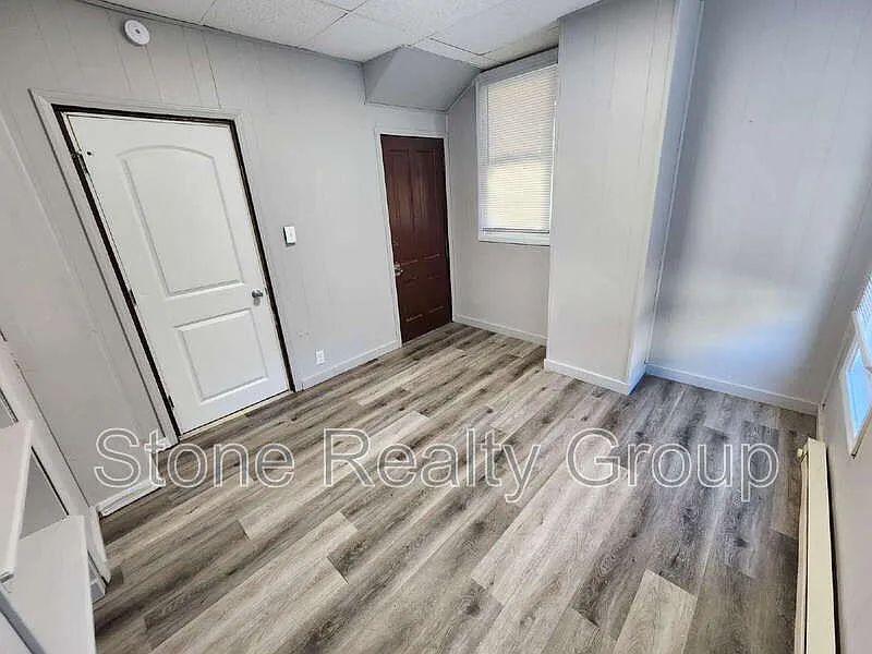 Building Photo - 121 Gilbert Ave #1