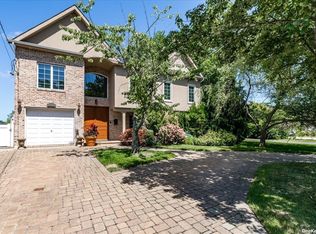 2711 Elliot St, Merrick, NY 11566