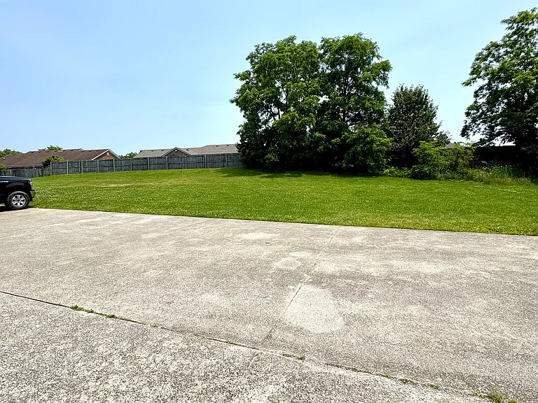 638 Hampton Way #B — Photo 32