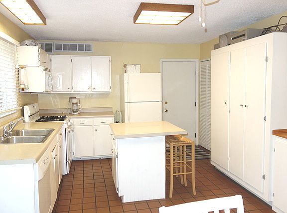 3rd image of 3S116 Briarwood Dr