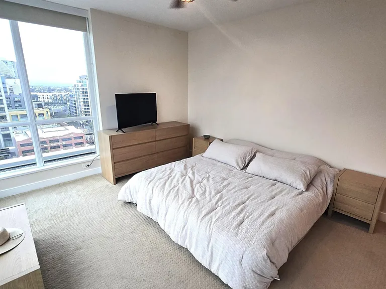 325 7th Ave #1301 — Photo 20