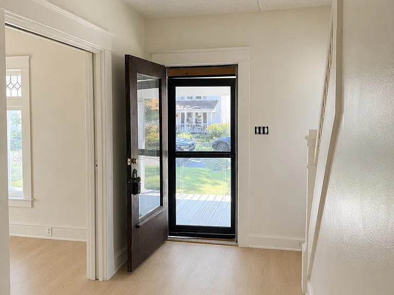 718 SW A St — Photo 2
