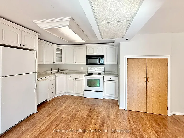 384 Leslie St — Photo 5