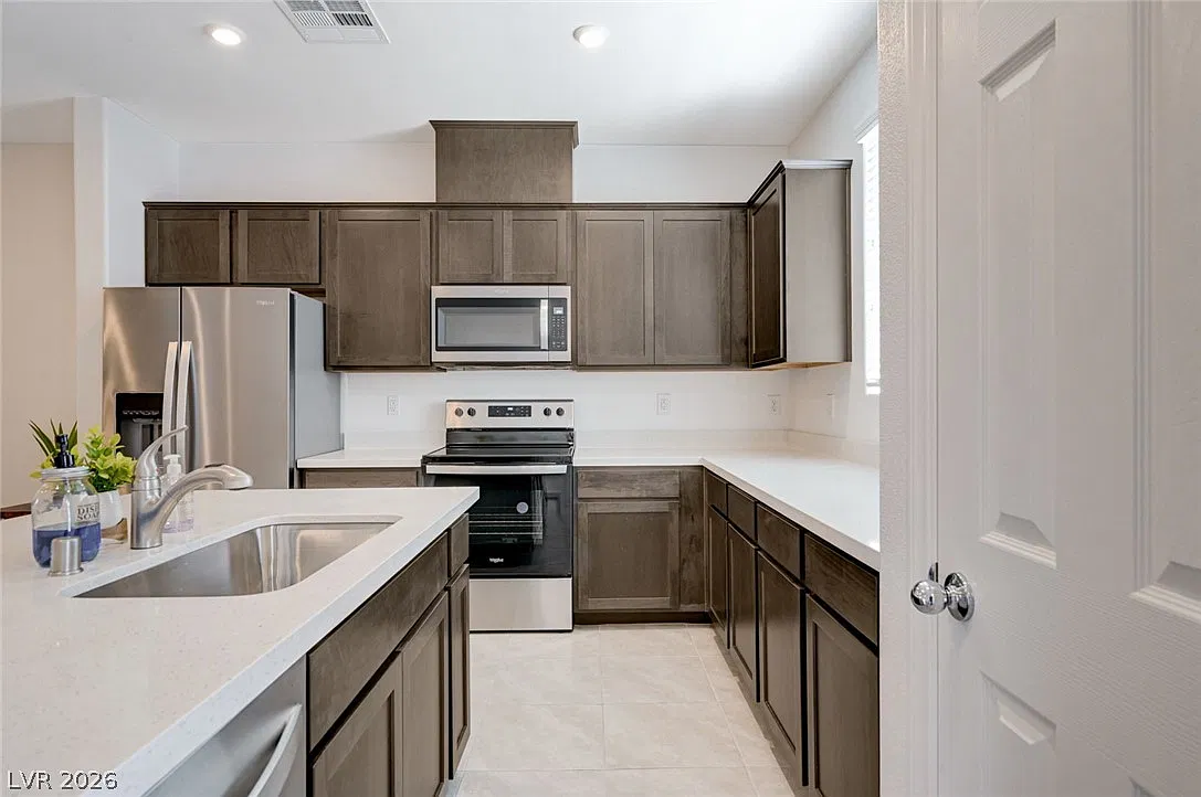 3 bed, 2.0 bath, 1221 sqft, $1,995 — Photo 3