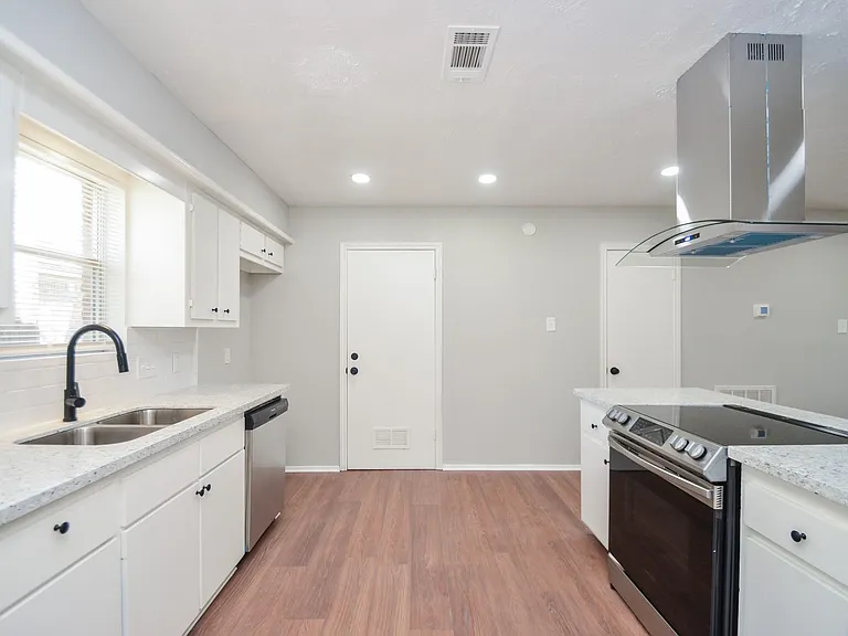 123 Cypress Ln — Photo 5