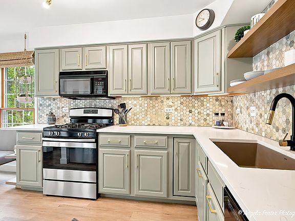 4th image of 827 Stonebridge Ln