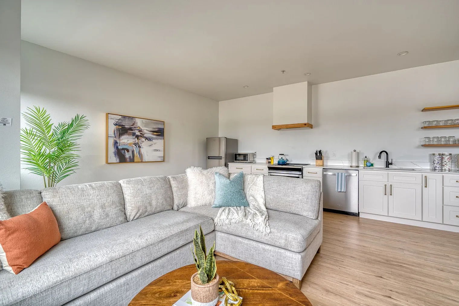 2 bed, 1.0 bath, 742 sqft, $3,199 — Photo 4