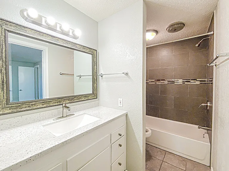 410 E 6th St #5 — Photo 11