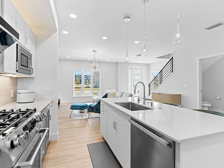 3304 SW 49th Ter — Photo 7