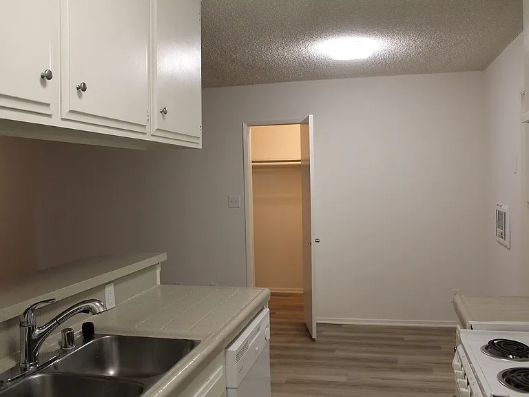 1415 S Bundy Dr — Photo 15