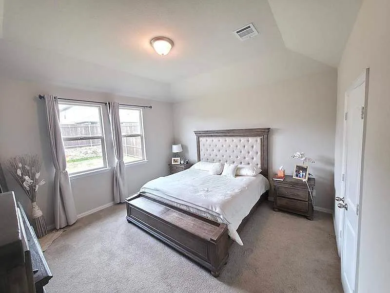 5 bed, 3.0 bath, 2578 sqft, $3,500 — Photo 2
