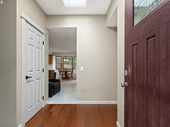 4th image of 800 SE 31st Ct