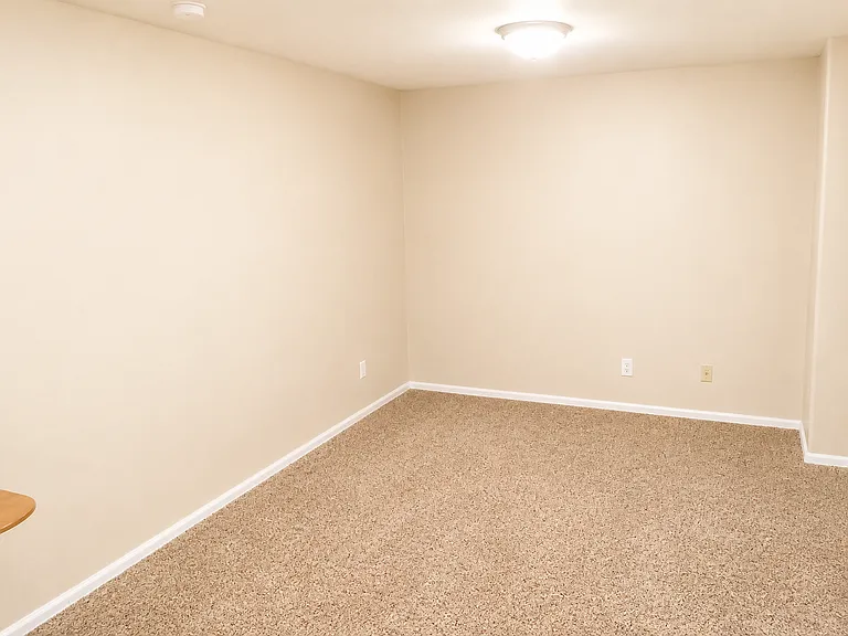 919 Queens Ct — Photo 10