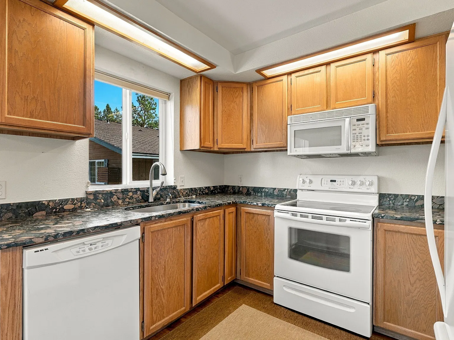 2 bed, 1064 sqft, $1,600 — Photo 2