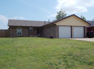 604 SW 7th St, Moore, OK 73160