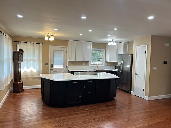 Kitchen with breakfast bar