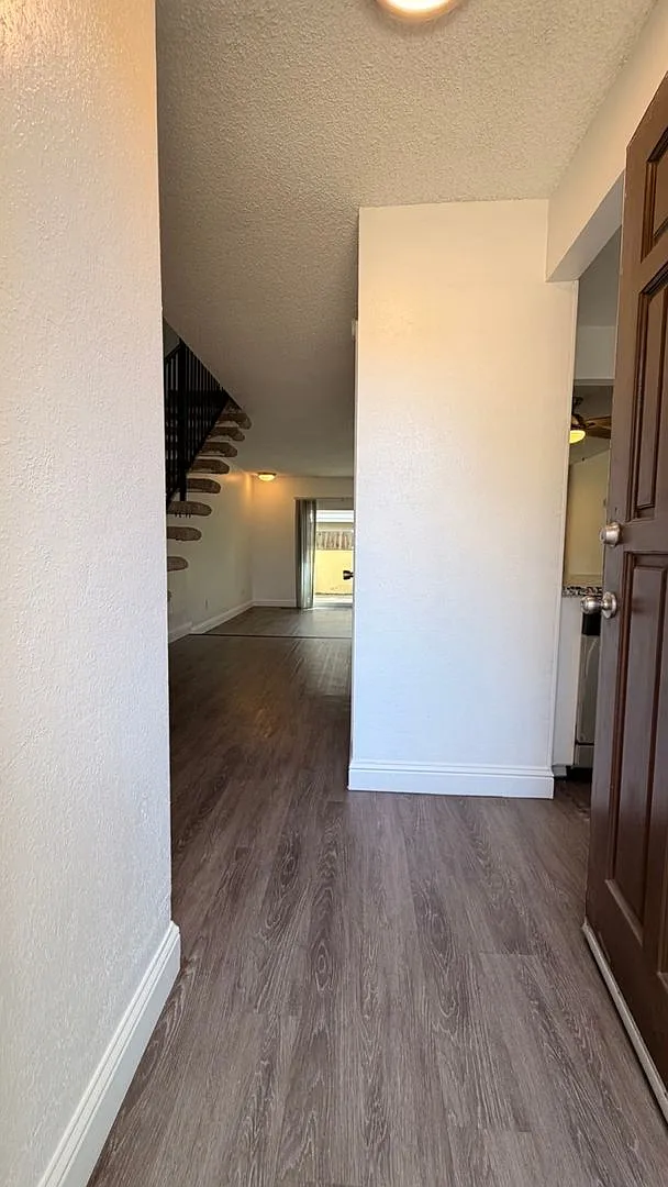 2 Bedroom | 1.5 Bathroom | Carmichael Apartment — Photo 4