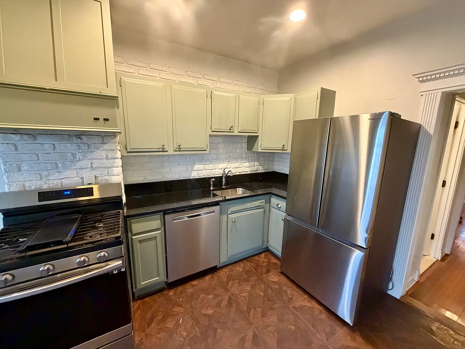 3 bed, 1200 sqft, $2,700 — Photo 2