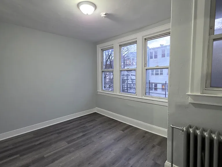 120 Waverly St — Photo 9
