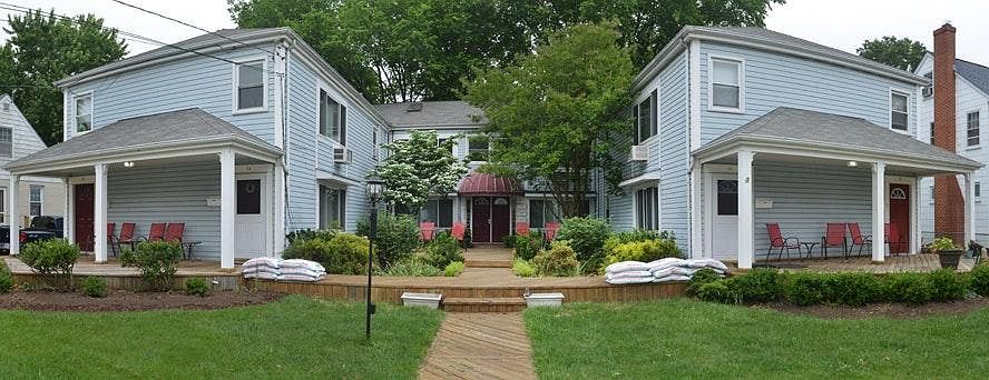 Courtyard Deck Area