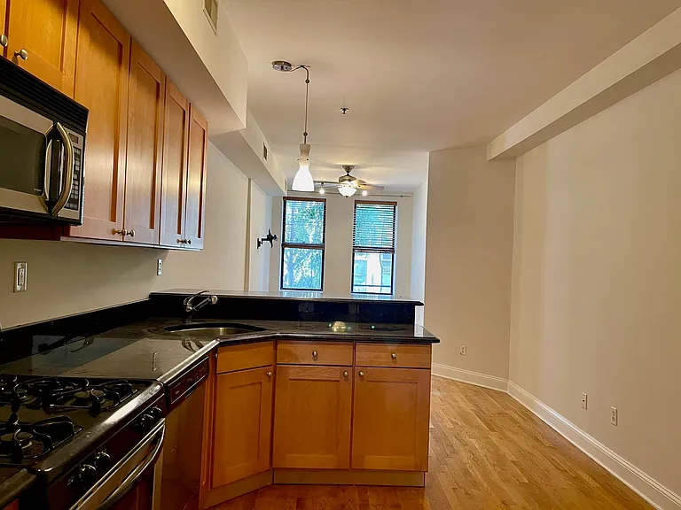416 Monroe St #1R — Photo 9