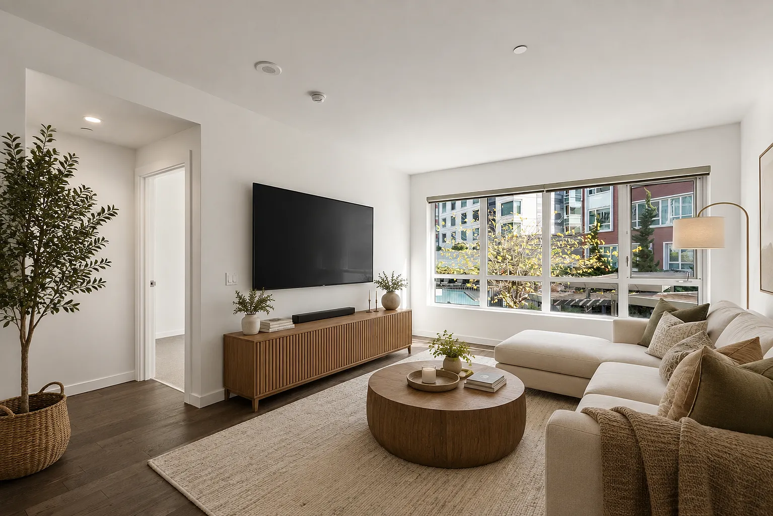 1 bed, 746 sqft, $5,795 — Photo 2