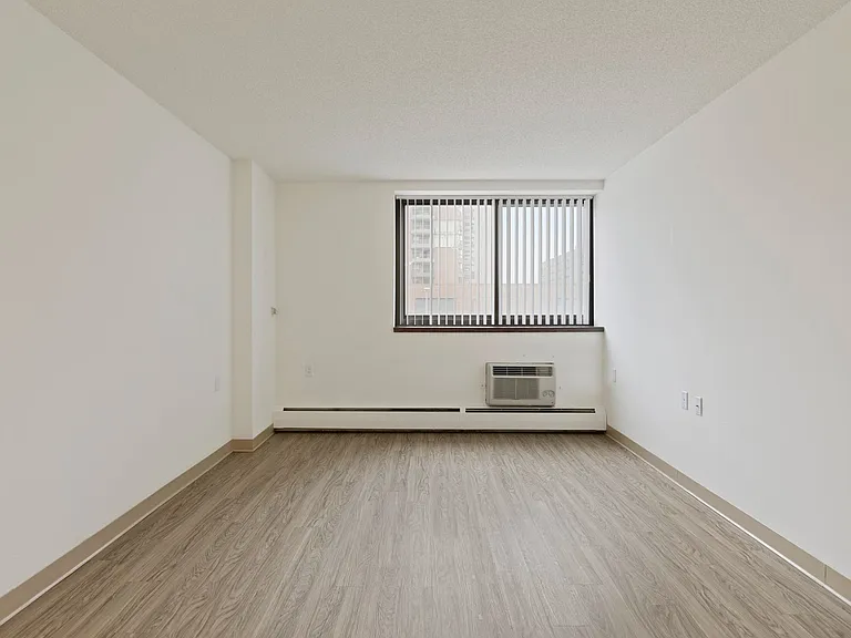 Rivergate Apartments — Photo 57