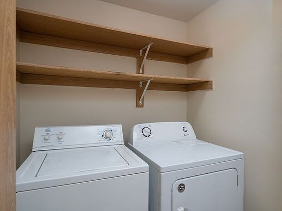 5th image of 1519 SE Roberts Dr #302