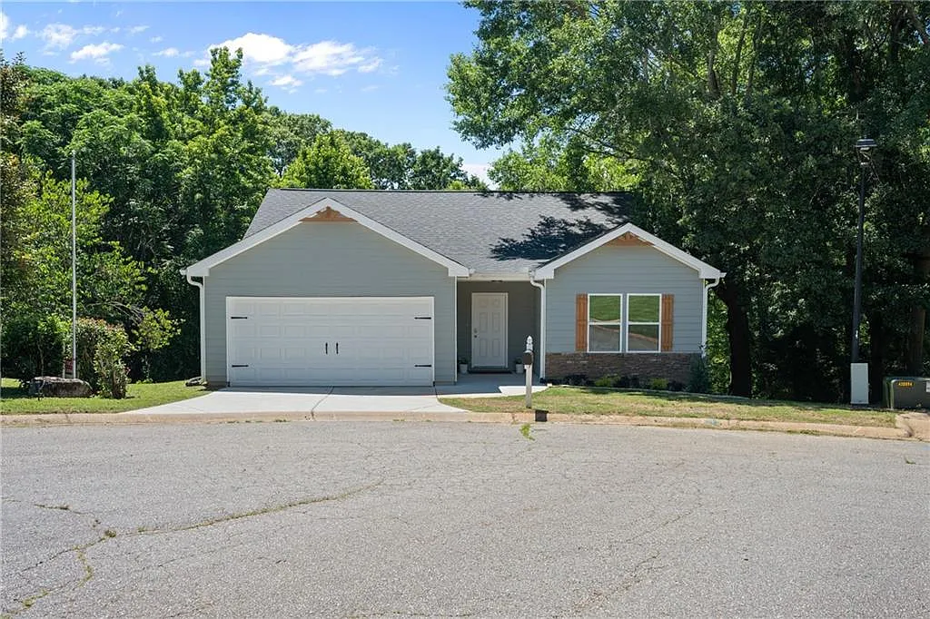 3 bed, 2.0 bath, 1584 sqft, $2,000 — Photo 1