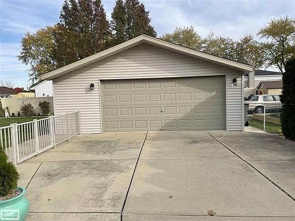 2nd image of 40728 Oakwood Ct