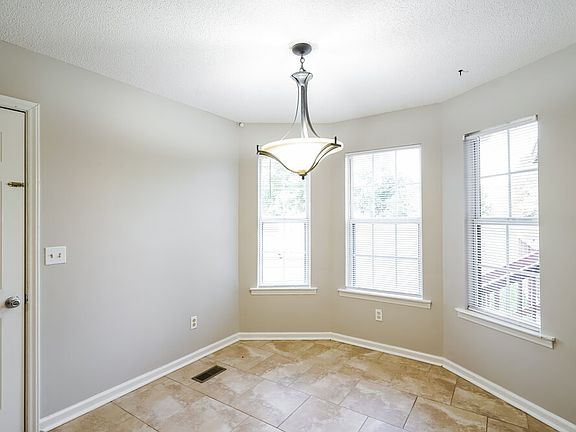 5th image of 206 Sierra Dr