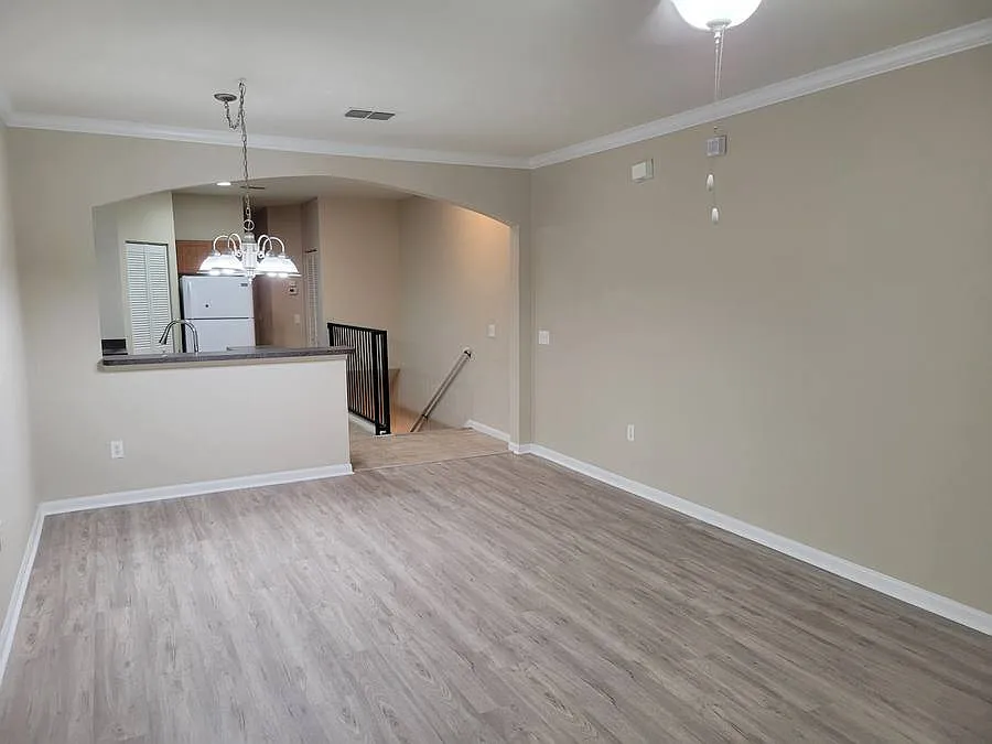 2 bed, 1169 sqft, $2,100 — Photo 4