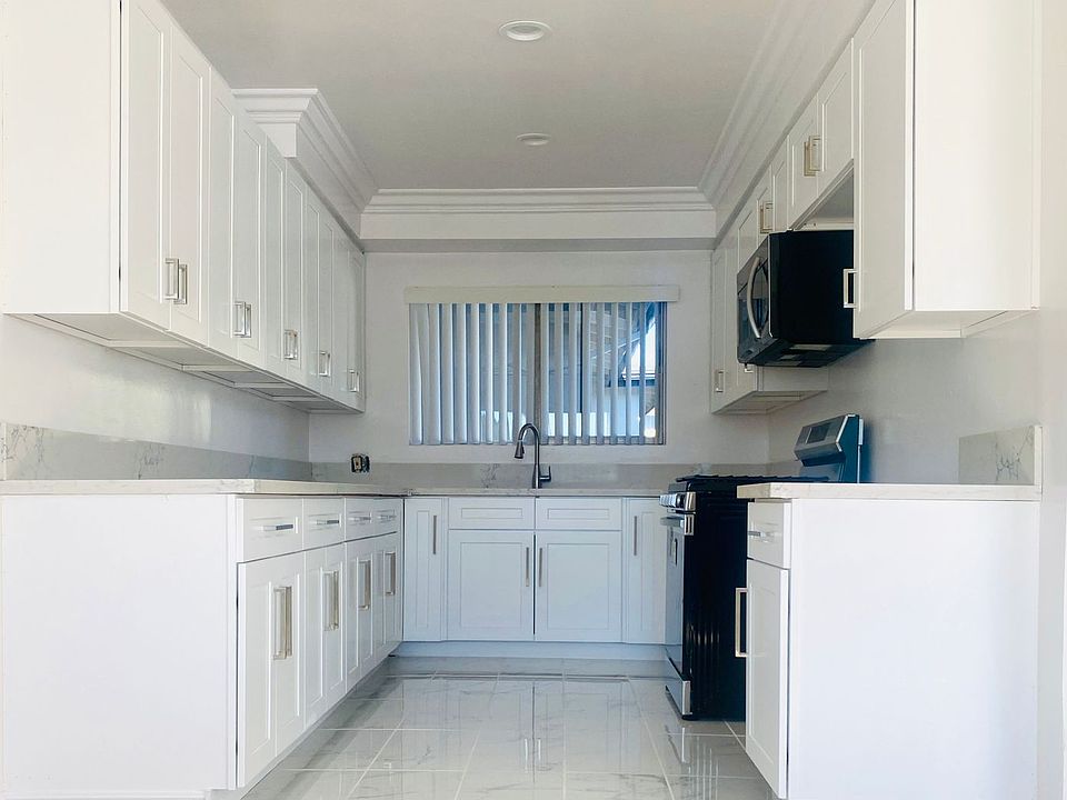 1st image of 12410 Chandler Blvd #25